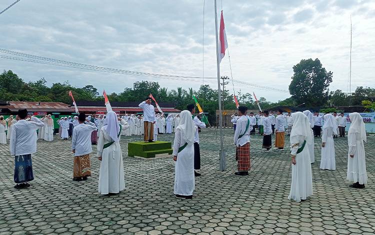 Upacara bendera Peringatan Hari Santri Nasional di Halaman Kantor Kemenag Barito Timur, Sabtu, 22 Oktober 2022. (BOLE MALO)