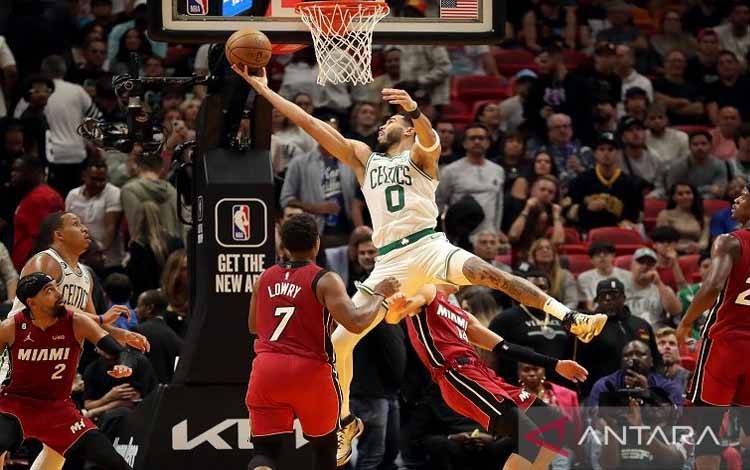 Bintang Boston Celtics Jayson Tatum (atas) mencetak angka melawan Miami Heat dalam gim lanjutan NBA di FTX Arena, Florida, Amerika Serikat, Jumat (21/10/2022) waktu setempat. (ANTARA/AFP/GETTY IMAGES/Megan Briggs)