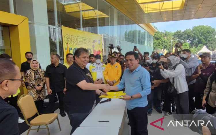 Airlangga Berikan 37 Mobil Listrik kepada DPD Golkar Seluruh Indonesia