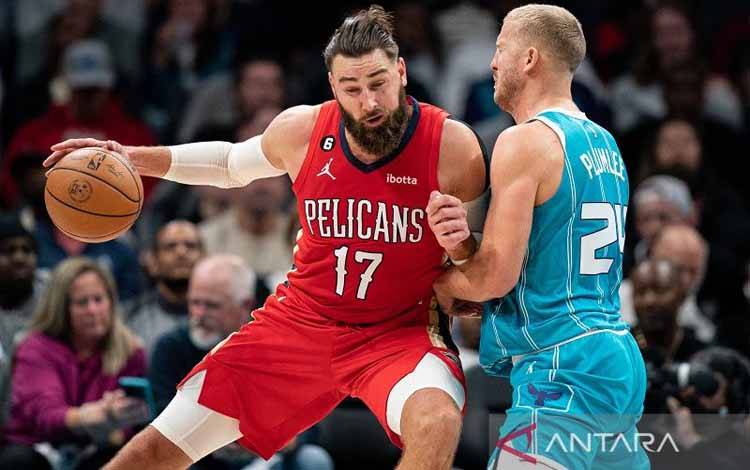Center New Orleans Pelicans Jonas Valanciunas (kiri) berusaha melewati hadangan pemain Charlotte Hornets Mason Plumlee dalam lanjutan NBA di Spectrum Center, Carolina Utara, Amerika Serikat, Jumat (21/10/2022) waktu setempat. (ANTARA/AFP/GETTY IMAGES/Jacob Kupferman)