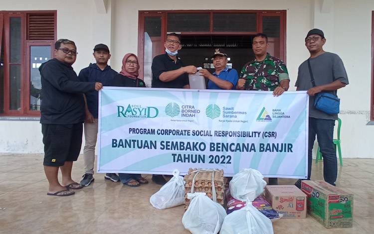 Berkolaborasi dengan PWI Kobar, CSR PT. SSMS, Tbk - CBI Group Salurkan Bantuan ke Dapur Umum Penampungan Korban Banjir