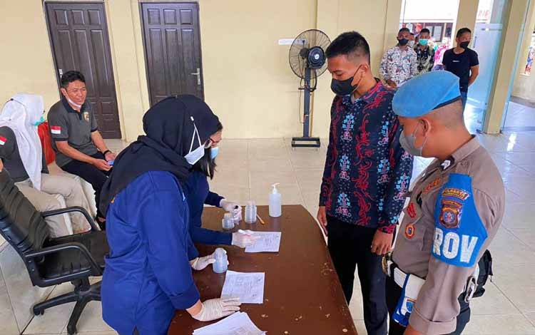 74 Calon Siswa Polri di Polresta Palangka Raya Dites Urine Narkoba