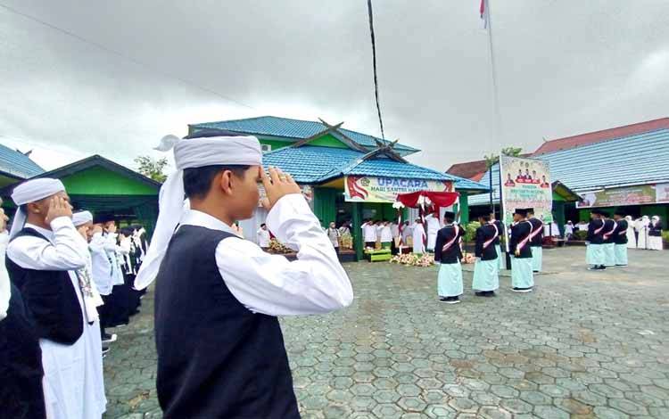 Para santri saat mengikuti upacara pengibaran bendera dalam rangka memperingati Hari Santri Nasional di halaman Kantor Kementerian Agama Muara Teweh, Sabtu 22 Oktober 2022. (foto: Dhani)