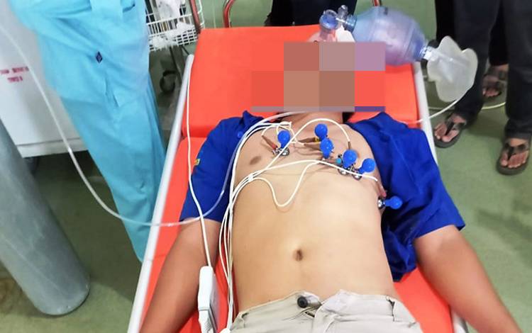 Korban sudah tewas saat tiba di RSUD Lamandau. Setelah menjalani pemeriksaan, jenazah langsung dipulangkan ke rumah duka, SP 1 Desa Purwareja. (FOTO : HENDI NURFALAH)