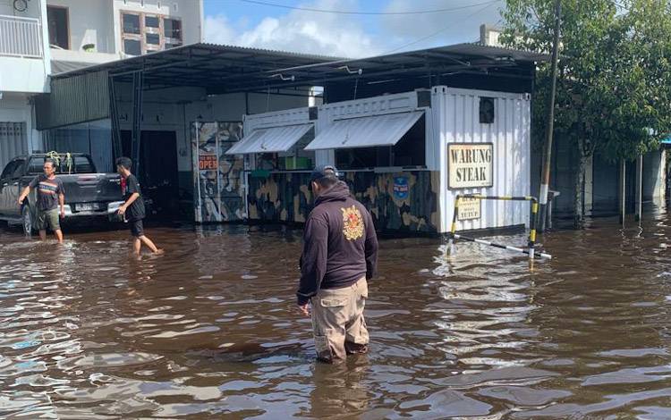 Kondisi banjir yang dialami di sekitar kantor PT. Pelayaran Lingga Marintama - CBI Group yang berlokasi di Jalan Ahmad Yani, Km 1, Kelurahan Baru, Pangkalan Bun, Kabupaten Kobar, Minggu, 23 Oktober 2022 pagi
