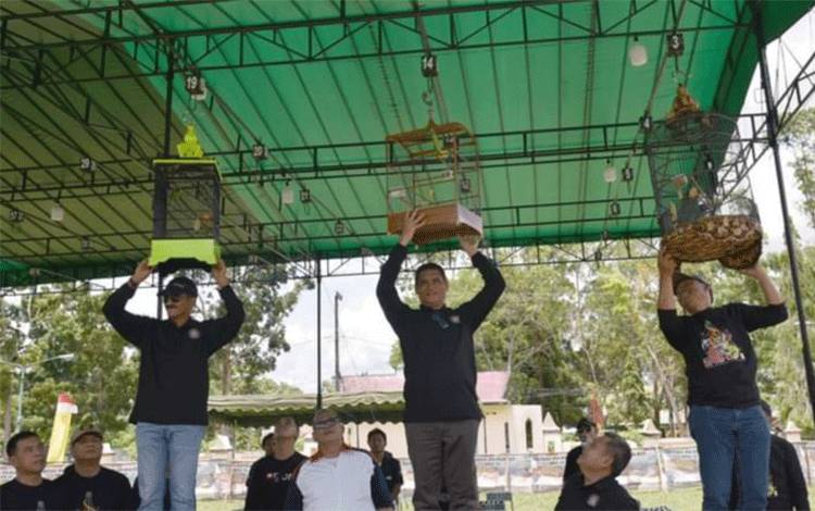 Pj. Bupati Kobar Membuka Turnamen Burung Berkicau DPRD Cup II