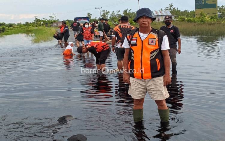 TRC BPBD Pangka Raya Pantau Debit Air Sambil Salurkan Bantuan