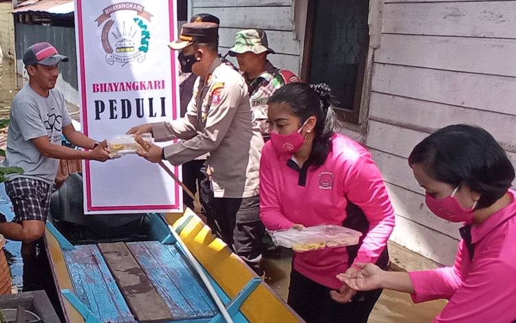 Distribusikan Makanan Siap Saji dan Bantuan Keperluan Keseharian, Rombongan Kapolres Kobar Datangi Tenda Penampungan Korban Banjir