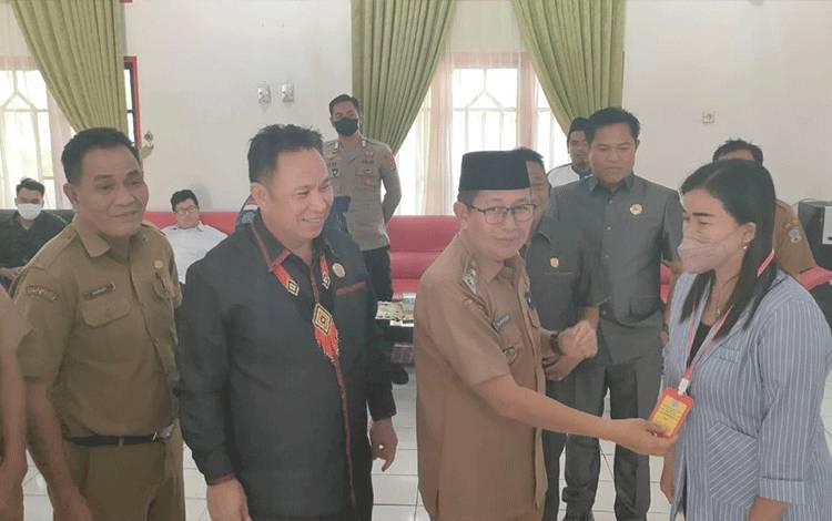 Wabup Mura Rejikinoor saat menyematkan tanda peserta tanda di bukanya pelatihan kerja berbasis kompetensi bagi 64 peserta dari masyarakat pencari kerja. (Foto Trisno)