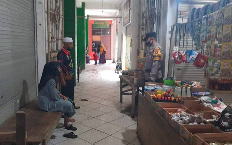 Personel Polres Seruyan Lakukan Patroli Sambil Ingatkan Waspadai Gagal Ginjal
