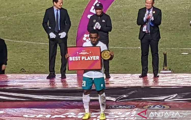 Iqbal Gwijangge Resmi Gabung Barito Putera