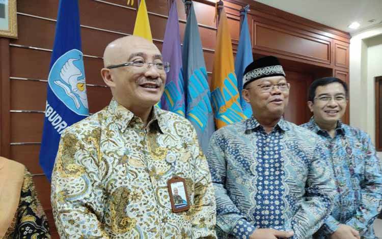 Pelaksana Tugas Kepala Badan Kepegawaian Nasional Bima Haria Wibisana (kiri) di Kampus UT di Tangerang Selatan, Senin (24/10/2022). (ANTARA/Indriani)