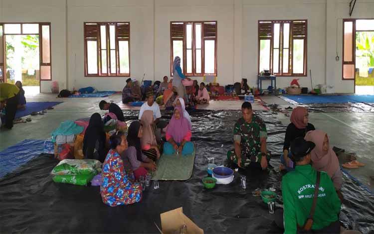 Pengungsian di Gor Desa Kumpai Batu Atas. (FOTO : ISTIMEWA)