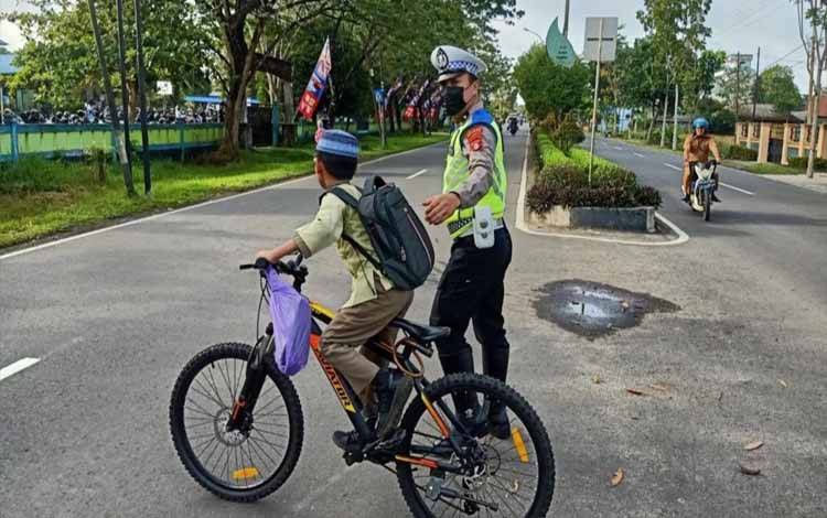 Jaga Keselamatan, Personel Satlantas Polres Kapuas Bantu Anak Sekolah Seberangi Jalan