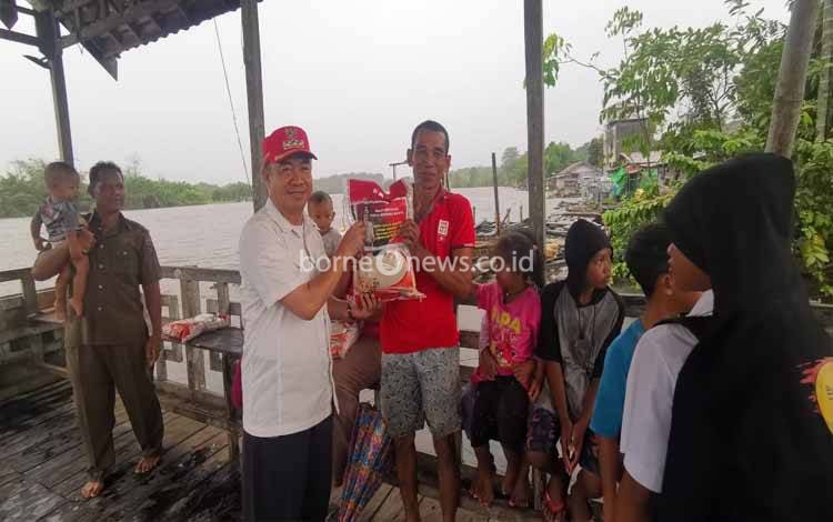 Bupati Seruyan Turun Langsung Serahkan Bantuan Warga Terdampak Banjir
