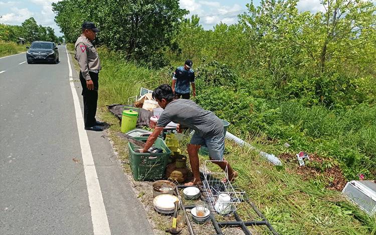 Pikap Muatan Perabotan Rumah Tangga Masuk Parit Mahir Mahar, Dua Motor juga Ikut Tenggelam