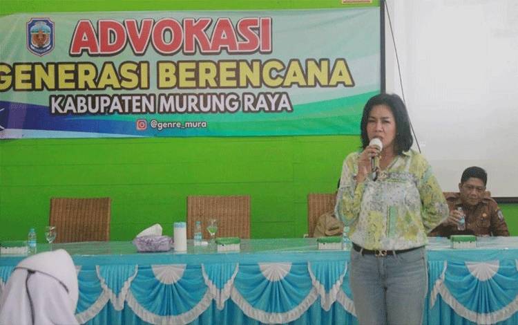 Lynda Kristiane saat menyampaikan sosialisasi advokasi generasi berencana di SMAN 1 Murung. (Foto Trisno)