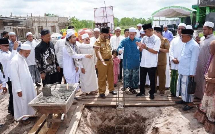 Sekda Kalteng Hadiri Peletekan Batu Pertama Pembangunan Masjid Al Wafa