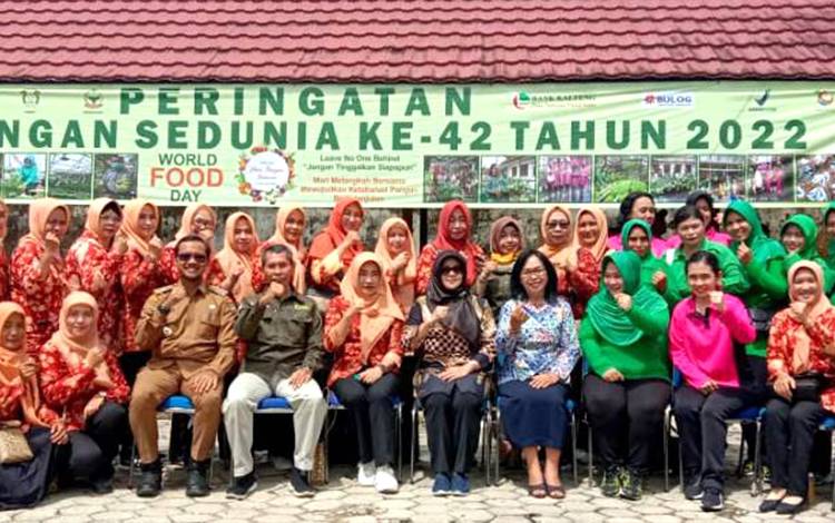 Peringati HPS, Dinas KPP Barito Utara Bagikan 600 Pokcay dan 250 Paket Sayuran Gratis