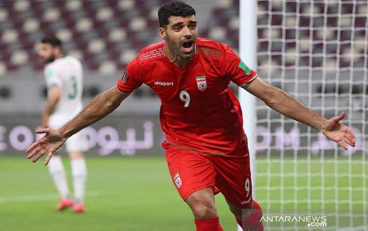 Arsip - Penyerang tim nasional Iran Mehdi Taremi merayakan golnya ke gawang Irak dalam lanjutan putaran ketiga kualifikasi Piala Dunia 2022 zona Asia di Stadion Internasional Khalifa, Doha, Qatar, Selasa (7/9/2021) waktu setempat. (ANTARA/AFP/Karim Jaafar)