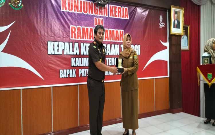 Pj Bupati Barsel, Lisda Arryana?menyerah cinderamata kepada Kejati Kalteng, Pathor Rahman. (FOTO : URIUTU DJAPER)