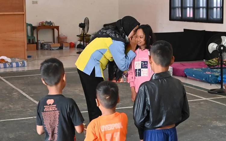 Anak Korban Banjir Jalani Terapi Trauma Healing