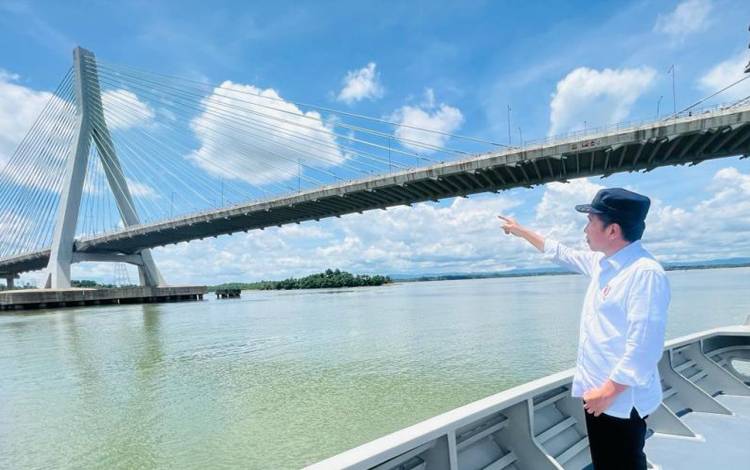 Presiden Joko Widodo saat KRI Escolar akan melintas Jembatan Pulau Balang di bagian hulu Teluk Balikpapan, dalam perjalanan ke Sepaku menuju IKN, Selasa 25/10/22. (ANTARA/HO-biro Setpres)