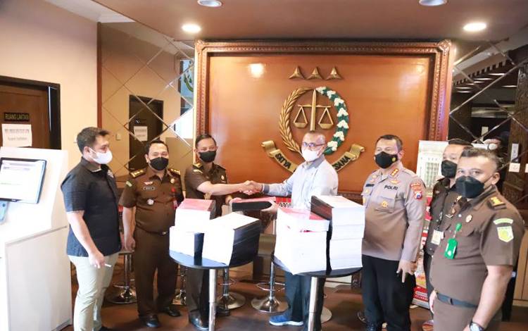 Petugas Kejaksaan Tinggi Jawa Timur menerima berkas perkara dari Polda Jatim terkait tragedi Kanjuruhan Malang Jawa Timur, Selasa (25/10). (ANTARA/HO-Kejati Jatim)