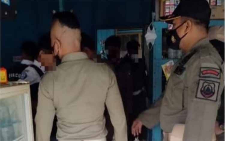 Personel Satpol PP dan Damkar Kapuas Jaring Pelajar Bolos di Jam Sekolah