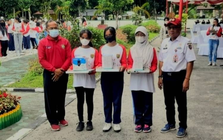 Kepala Dinkes Kalteng, Suyuti Syamsul (kiri) bersama dengan Asisten Pemerintahan dan Kesejahteraan Rakyat Setda Kalteng Katma F Dirun (kanan) menyerahkan alat kesehatan untuk sekolah pada kegiatan aksi bergizi di halaman Kantor Dinkes Kalteng, Rabu, 26 Oktober 2022. (FOTO: DONNY D)?