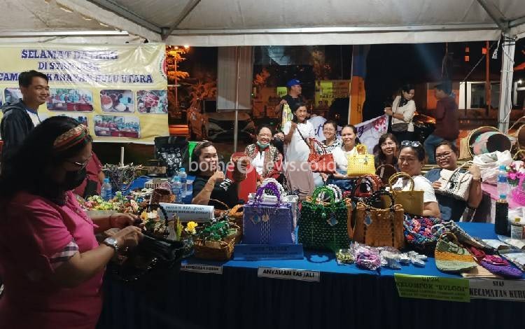 UP2K Kelompok EVLOGI Tampang Tumbang Anjir Pamerkan Berbagai Kerajinan Tangan di Expo Festival Tuah Mahasur