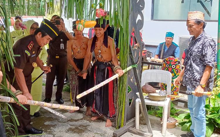 Kunjungan Kerja ke Barito Timur, Kajati Kalteng Disambut dengan Prosesi Potong Pantan