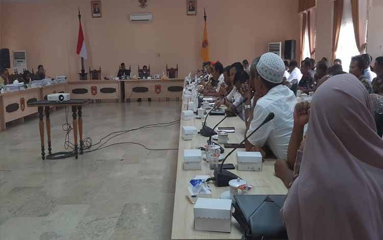 Puluhan Masyarakat Aruta Datangai DPRD Kobar Sampaikan Sejumlah Aspirasi