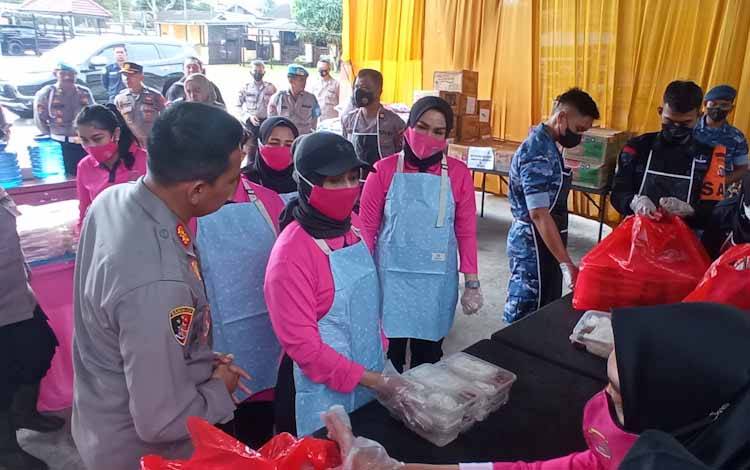 Ketua Bhayangkari Kalteng Sambangi Dapur Umum Polres Kobar