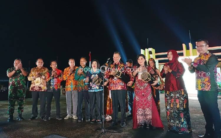 Bupati Gunung Mas Tabuh Ketambung Tanda Dibukanya Festival Tuah Mahasur