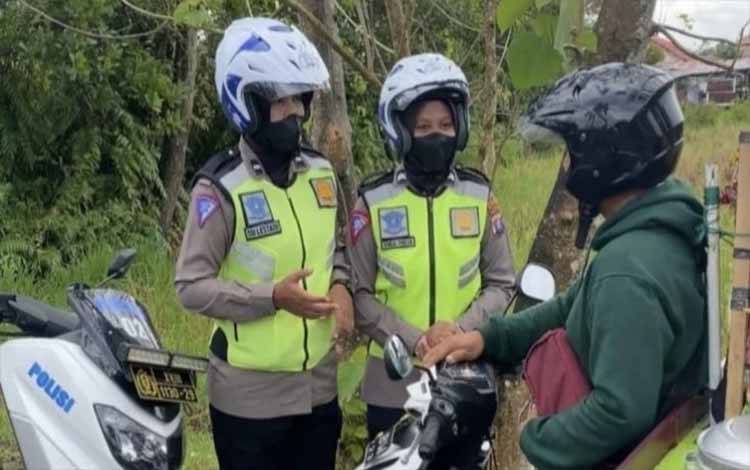 Cegah Laka Lantas, Polwan Satlantas Polres Kapuas Edukasi Pelanggar?
