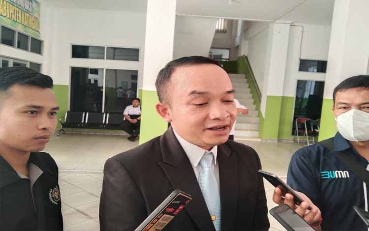 Direktur PDAM Katingan Lerry Bungas saat memberikan keterangan pers