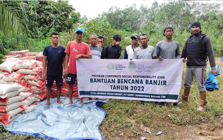 PT. SSMS, Tbk-CBI Group Salurkan Bantuan ke Desa Rungun dan Kondang yang Terdampak Banjir Gunakan Kelotok