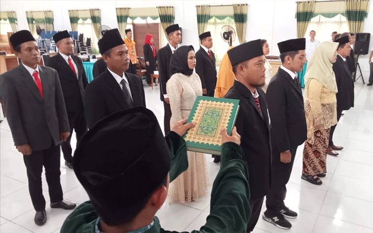Pelantikan Panitia Pengawas Pemilu (Panwaslu) Kecamatan se Kabupaten Sukamara? di aula SMP Negeri 1 Sukamara pada Kamis, 27 Oktober 2022.