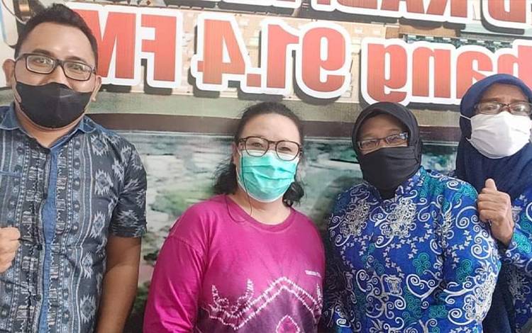 dr Erny Indrawati bersama Pengelola Promkes RSUD Kapuas, Popo Subroto seusai penyuluhan kesehatan pada Kamis, 27 Oktober 2022. (FOTO: RSUD KAPUAS)