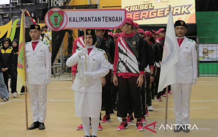 Parade kontingen Pra Popnas zona III di Kalsel saat pembukaan di GOR Hasanuddin HM Banjarmasin, Rabu malam. (ANTARA/HO)