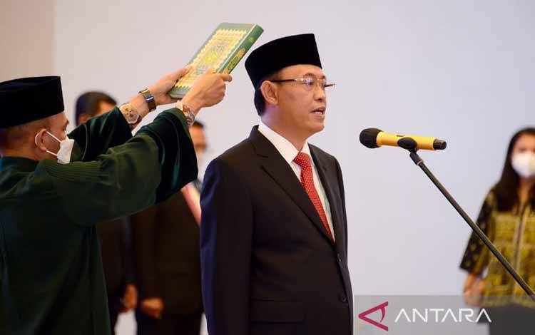 Anggota Badan Pemeriksa Keuangan RI (BPK) terpilih Ahmadi Noor Supit mengucapkan sumpah jabatan di Gedung Mahkamah Agung, Jakarta, Kamis (27/10/2022). (ANTARA/HO-BPK/pri)