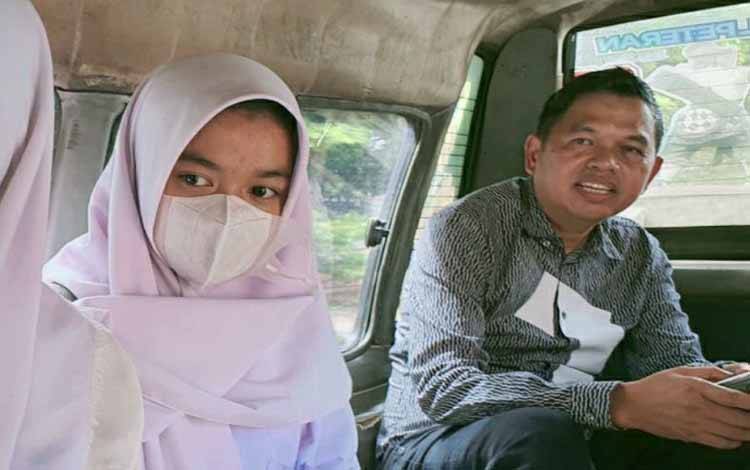 Anggota DPR RI Dedi Mulyadi naik angkot ke Pengadilan Agama Purwakarta untuk menghadiri sidang gugatan cerai. (ANTARA/Dok Dedi Mulyadi)