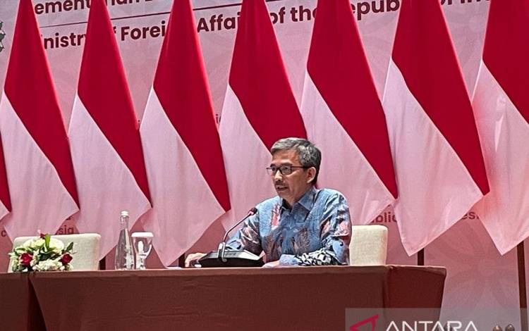 Direktur Jenderal Hukum dan Perjanjian Internasional Kemlu RI L Amrih Jinangkung menyampaikan pernyataan pers di Jakarta, Kamis (27/10/2022). (ANTARA/Yashinta Difa)
