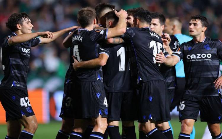 Para pemain Real Sociedad merayakan kemenangan mereka atas Omonia Nicosia dalam pertandingan Grup E Liga Europa antara Omonia Nicosia dan Real Sociedad di Stadion GSP di Nicosia pada 6 Oktober 2022. ANTARA/AFP