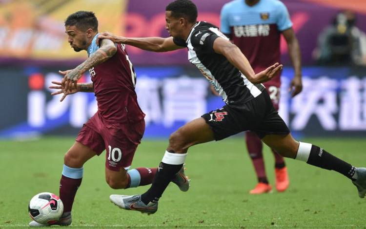 Pemain West Ham Manuel Lanzini (kiri) dalam pertandingan persahabatan 2019 di Shanghai pada 20 Juli 2019. Lanzani mencetak gol dari titik penalti yang membuat West Ham menang 1-0 atas Silkeborg dalam pertandingan Liga Europa pada 27 Oktober 2022. (AFP/HECTOR RETAMAL)