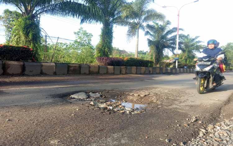 Lubang di Jalan Sudirman Membahayakan, Dinas PU Kotim Sebut Kewenangan Pusat