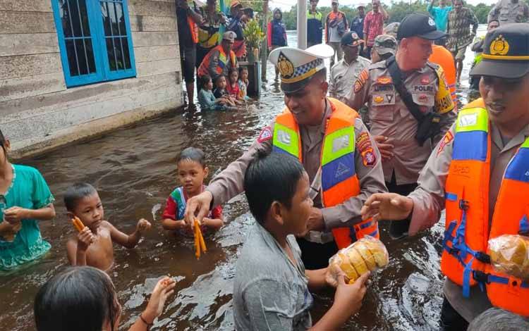 Satlantas Polres Kotim Salurkan Sembako Untuk Korban Banjir di Kecamatan Kota Besi