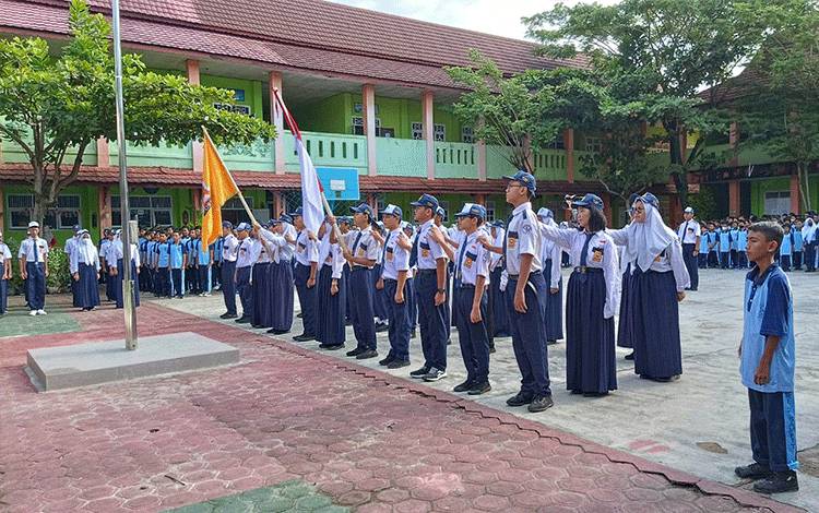 Lantik Pengurus OSIS SMP Negeri 2 Sampit, Ini Kata Pejabat Disdik Kotim