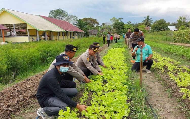Polres Kapuas bersama SMKN 3 Kembangkan Hortikultura dan Perikanan